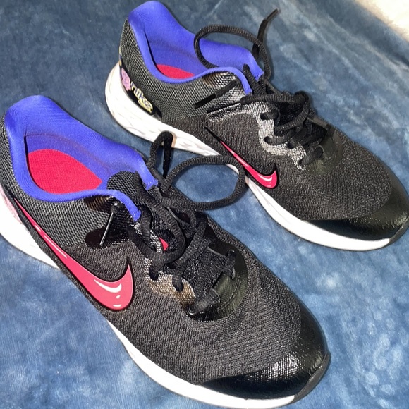 New Nike shoes - Picture 4 of 5